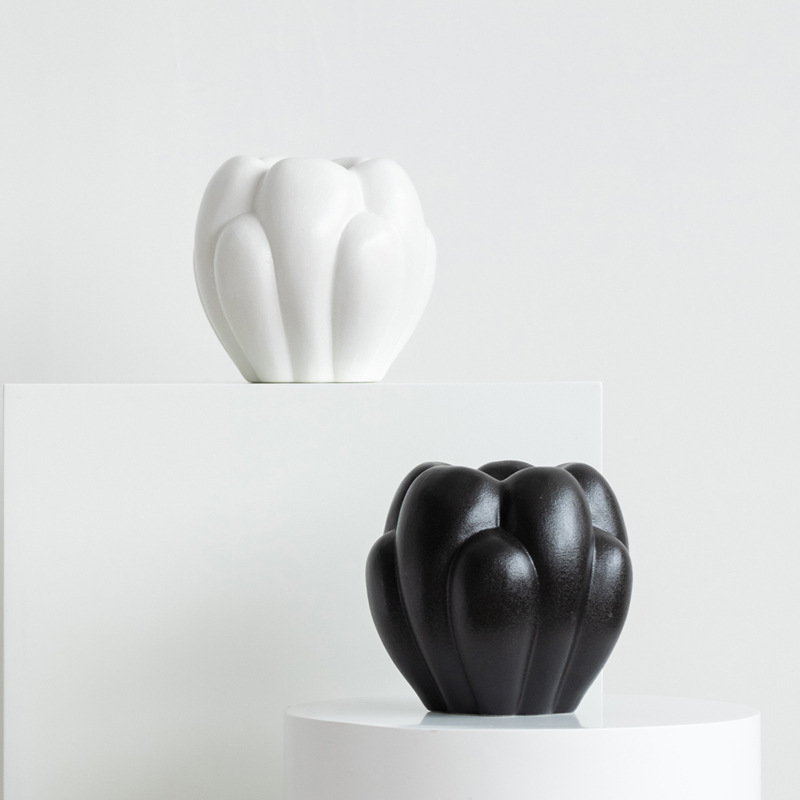 Black and white simple wind and cloud bubbles, vase ornaments, home light luxury soft decoration ornaments